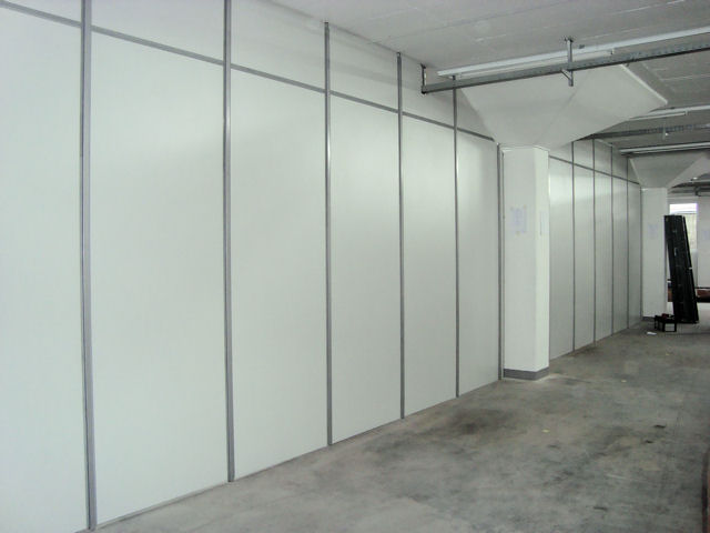 Specht Kellertrennwandsysteme 2 Blickdichte Kellertrennwand und Lagerabtrennung SPECHT Vision aus Spanplatten fertig montiert in Ingolstadt