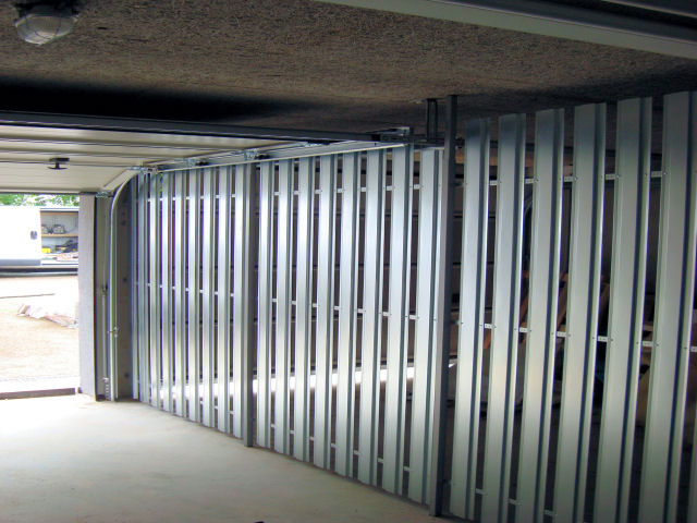 Specht Kellertrennwandsysteme 3 Robuste Garagentrennwand und belüftete Garagenabtrennung aus einem Stahllamellensystem in München