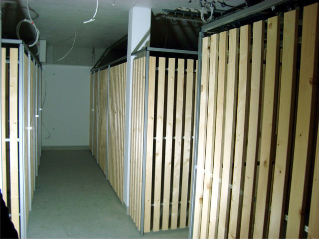 Holzlattensystem MATRIX 3 Freistehendes Holzlattensystem MATRIX als Kellerabtrennung ohne Deckenbefestigung