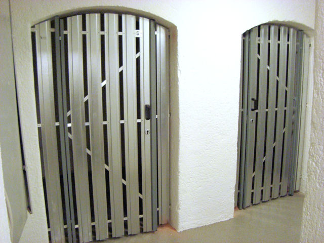 Specht Kellertrennwandsysteme 1 Belüftete Kellertrennwandtüre aus Metall als Einzeltüre für das Mauerwerk von Specht in Freiburg