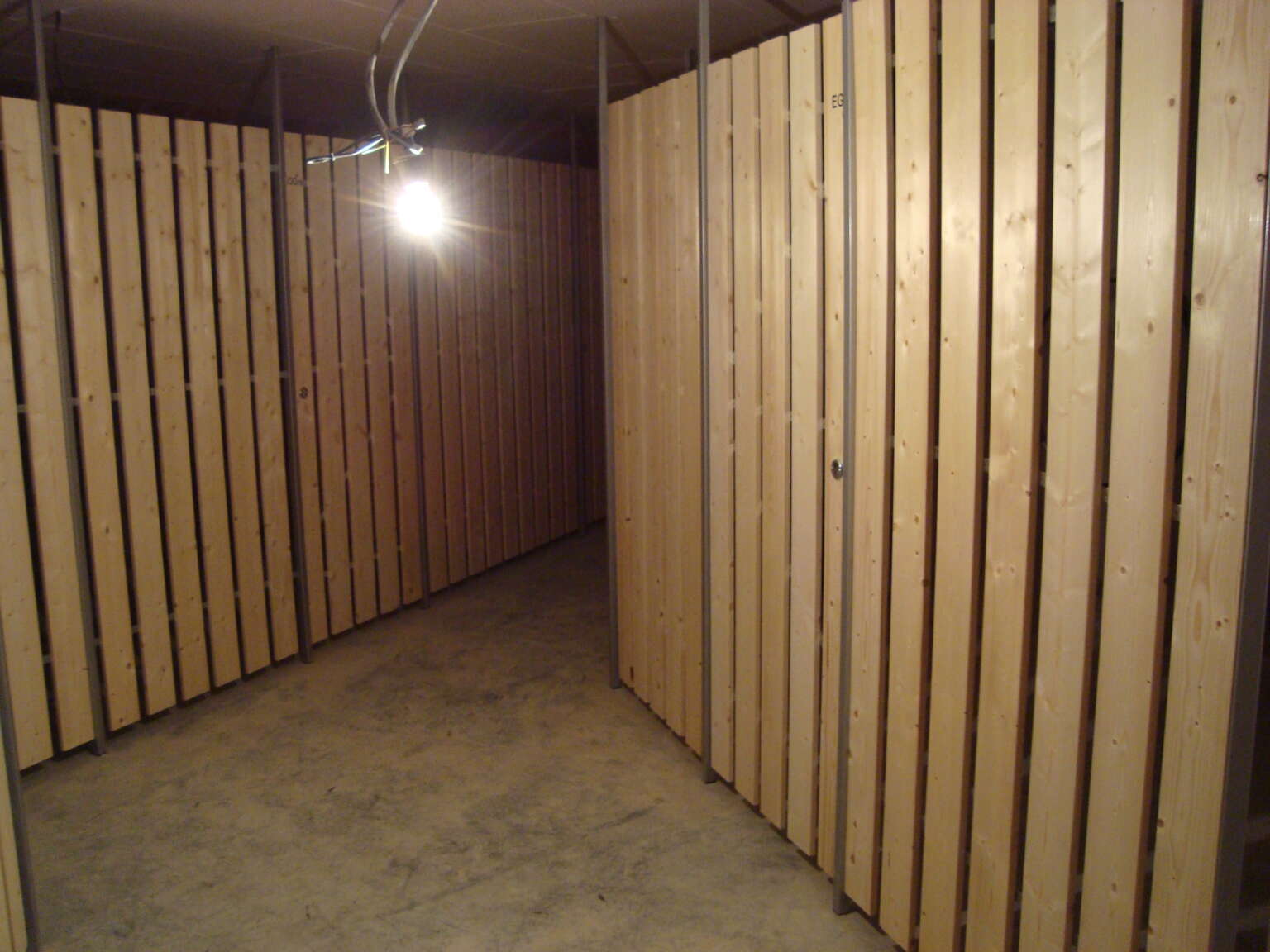 Holzlattensystem MATRIX 1 Kellertrennwand aus Holzlatten System MATRIX von Specht Kellertrennwandsysteme